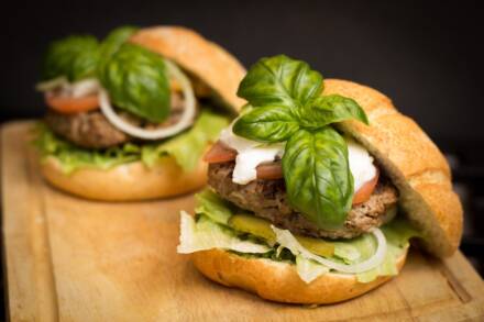 Leckerer Burger mit Salat und Basilikum