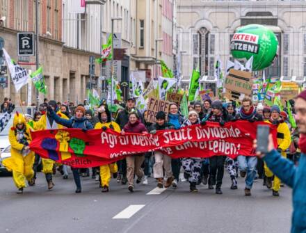 Demonstration in der Stadt mit Bannern.