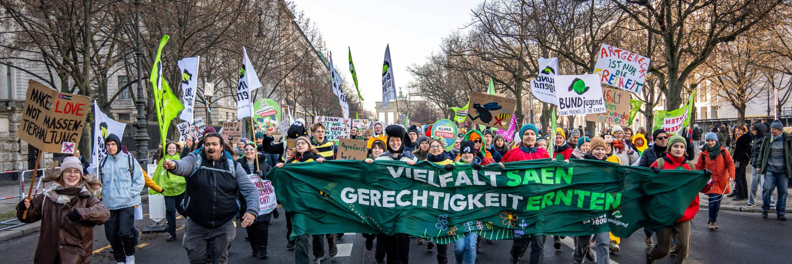 Demonstranten mit Bannern auf einer Straße.