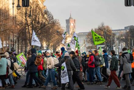 Protestierende mit Bannern auf einer Straße
