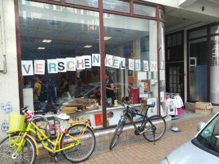 Schaufenster eines Verschenk-Ladens mit Fahrrädern davor