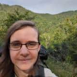 Jugendbildungsreferentin Annika Tremmel vor grünem Hintergrund