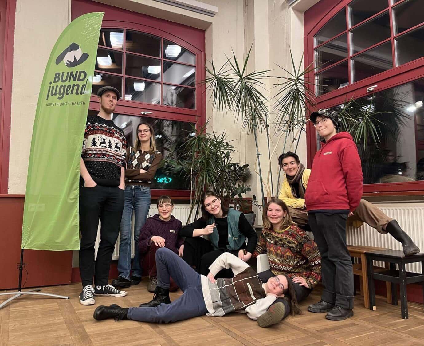 Gruppe vor BUNDjugend-Banner im Innenraum