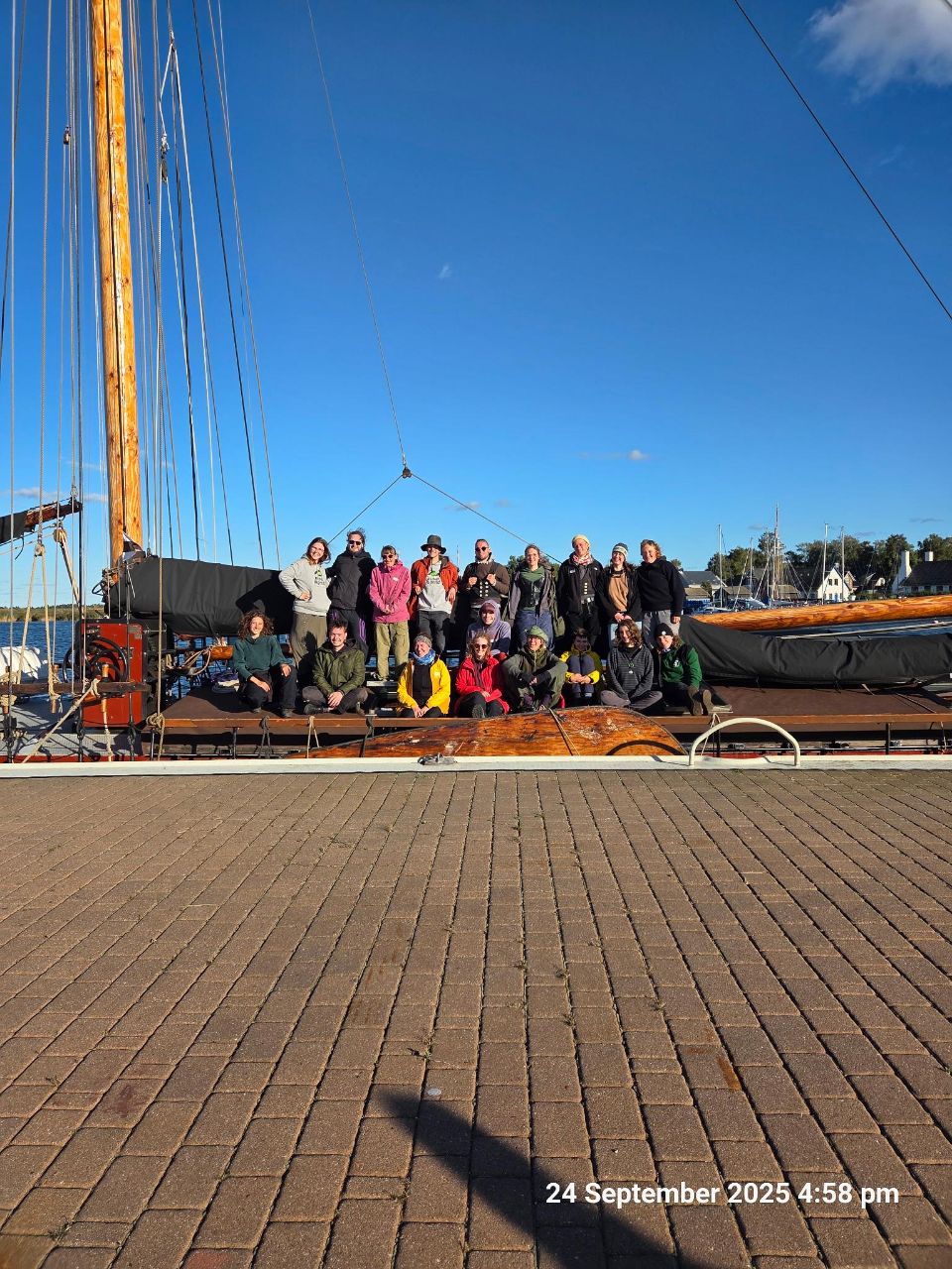 Gruppe auf einem großen Segelboot
